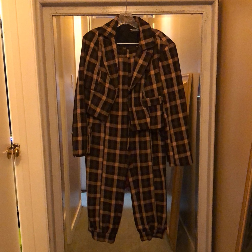 Women’s 2-piece plaid pant suit